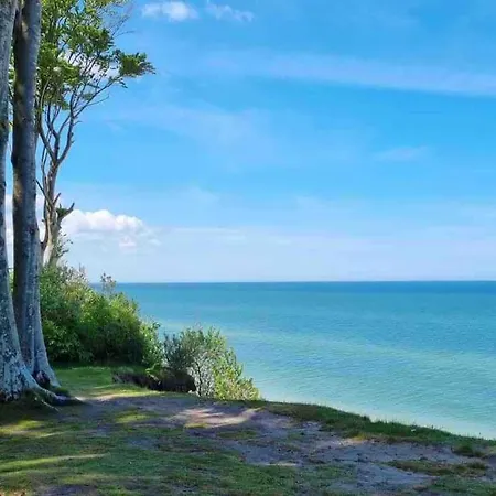 Nad Morzem Przy Klifie Debina *